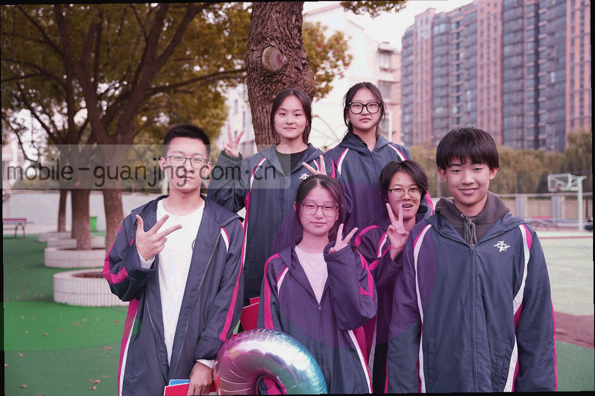 办公角落的桌面电话、便签与排班表局部，冷调光线，桌面上没有人物