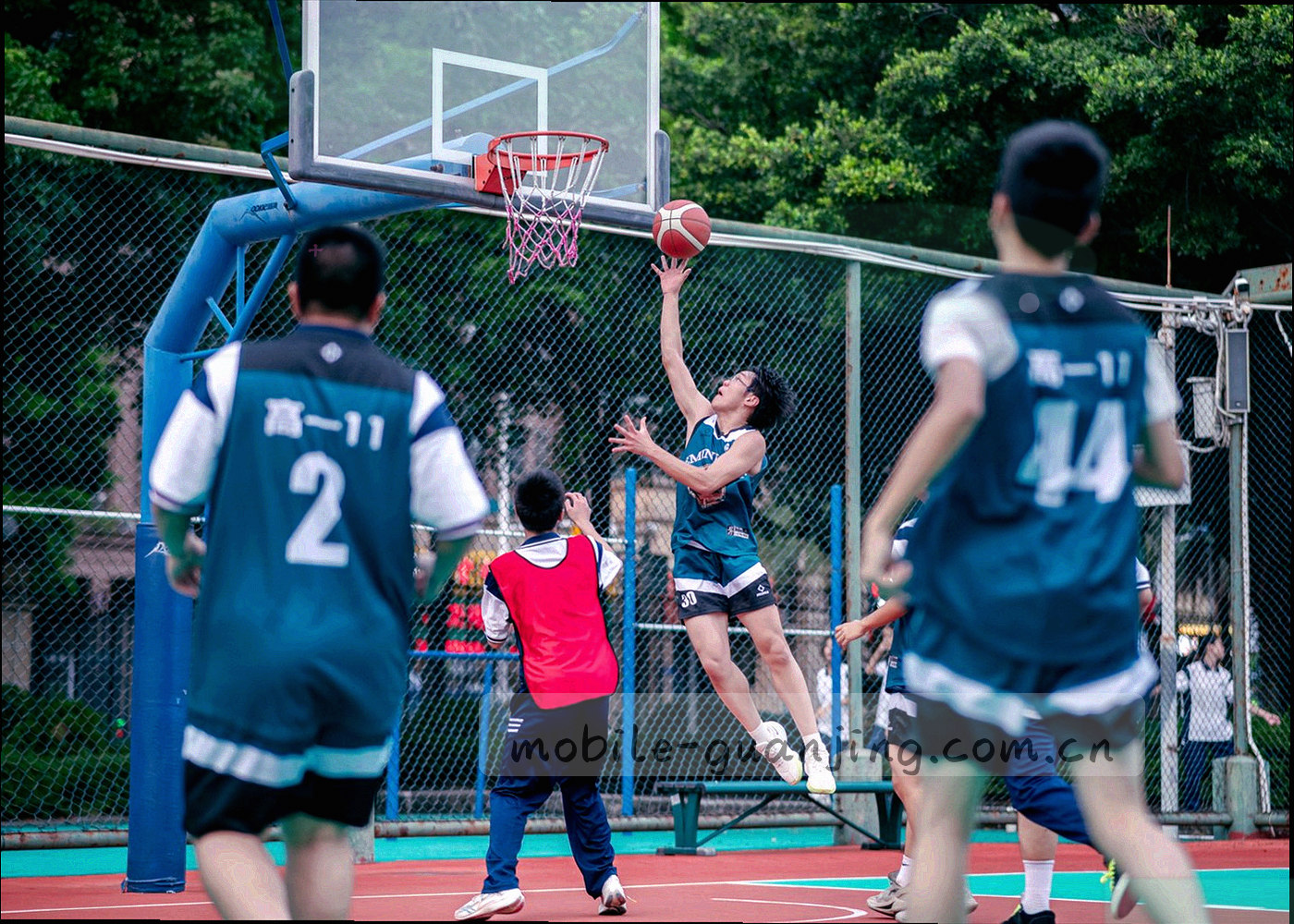 球员站位节点与传球连线的网络图，节点为抽象圆点，线条粗细表示传球次数